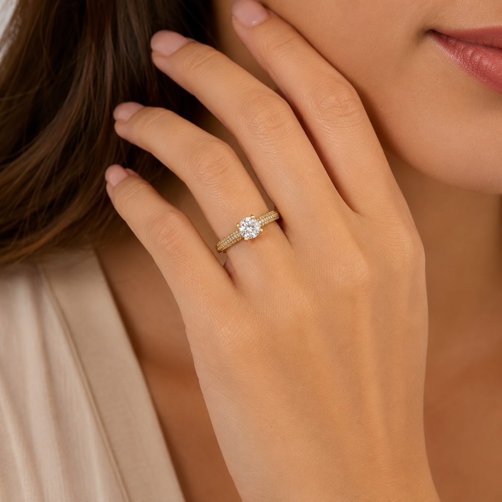 Anillo en oro 18k, con piedra blanca