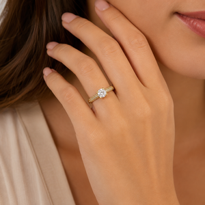 Anillo en oro 18k, con piedra blanca