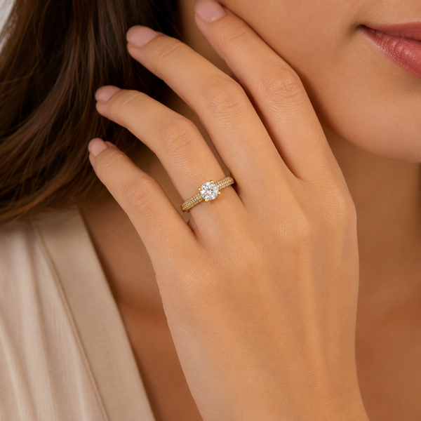 Anillo en oro 18k, con piedra blanca