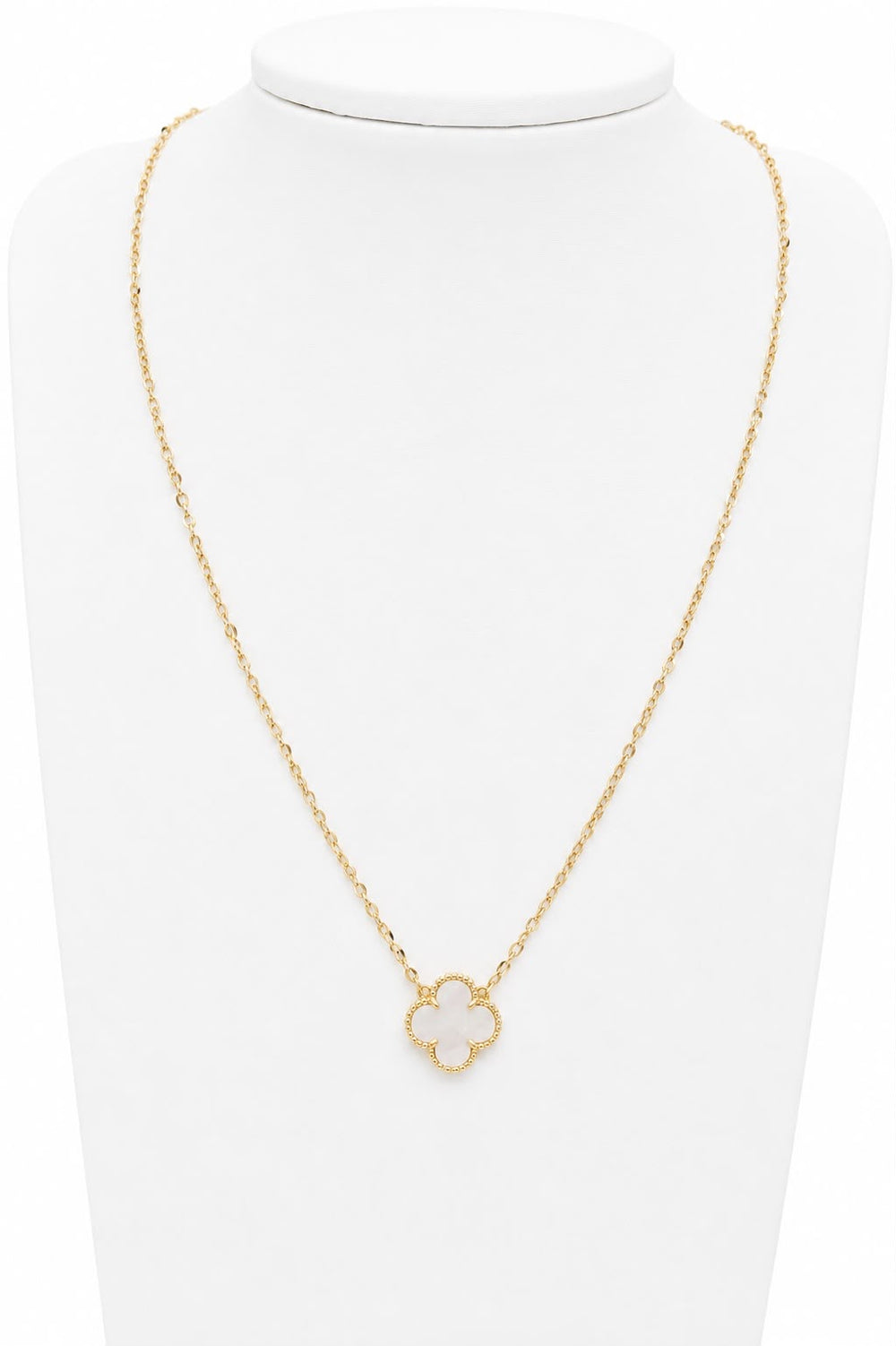 Collar de un trébol blanco, en oro 18k
