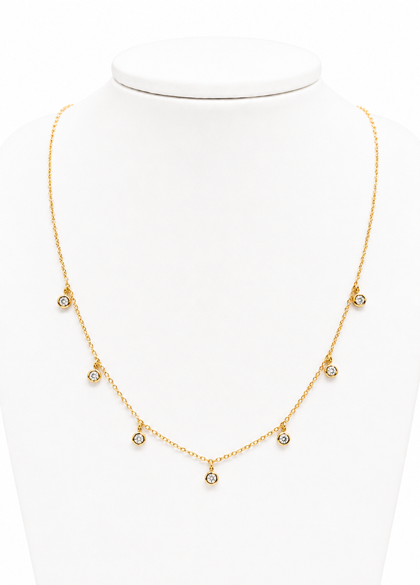 Collar con piedras blancas, en oro 18k
